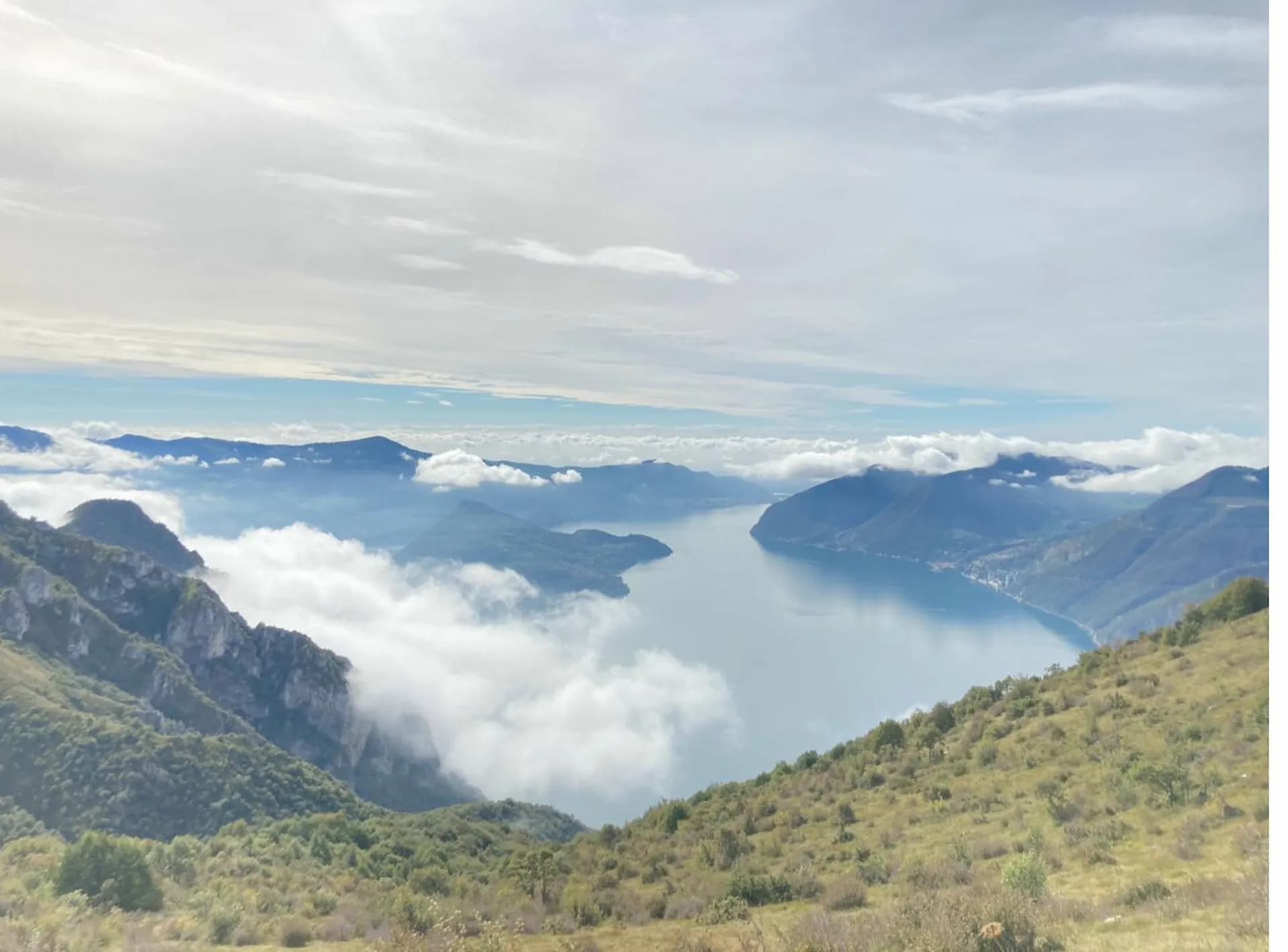Ciclisti sul lago d'Iseo al tramonto