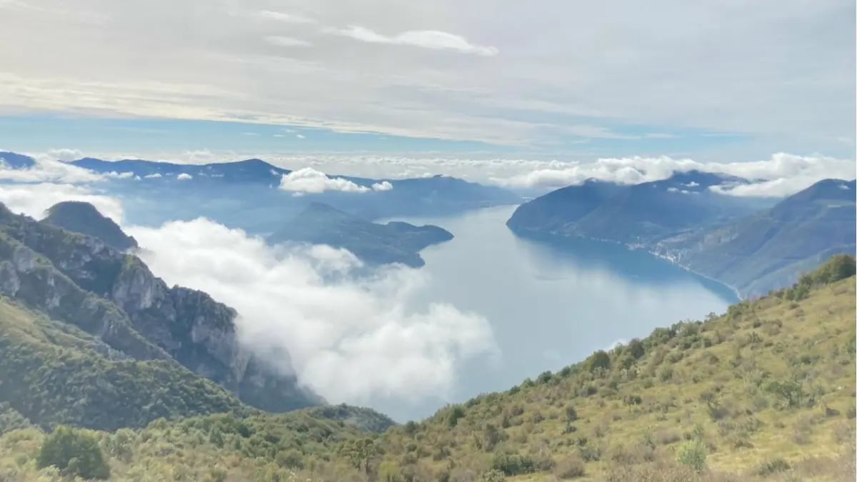 Ciclisti sul lago d'Iseo al tramonto