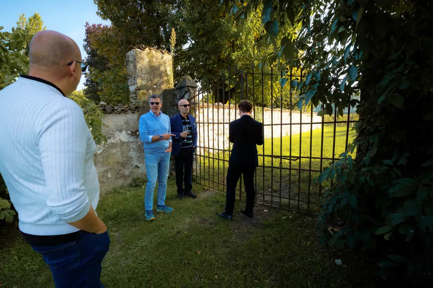 Ospiti in degustazione nel parco della cantina durante l'evento aziendale