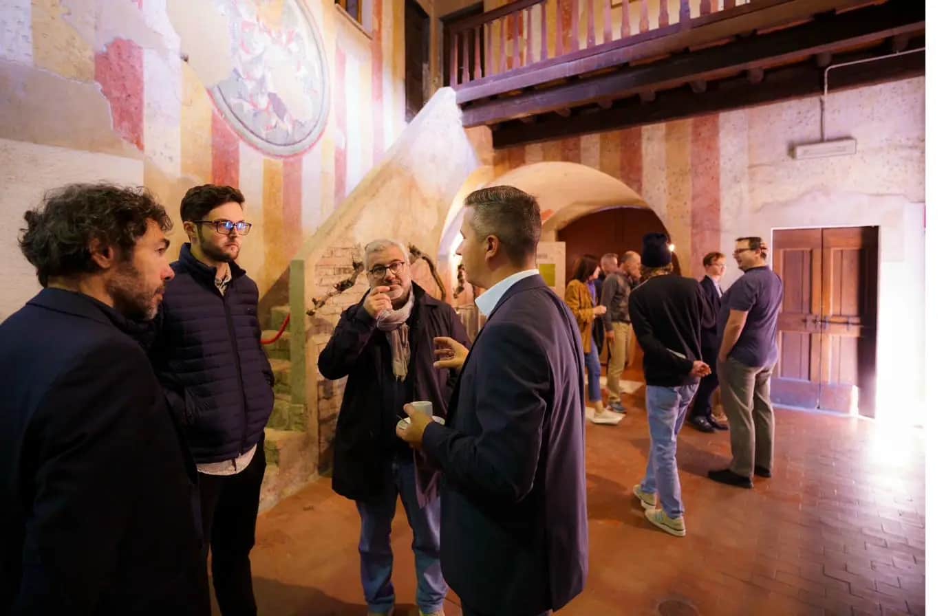 Networking nella sala affrescata di Freccianera durante l'evento Beyond Recovery